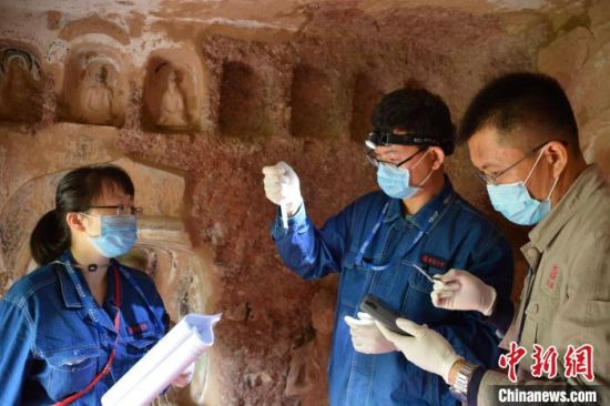 敦煌研究院武发思团队进行石窟寺微生物病害监测。(资料图)张云文 摄