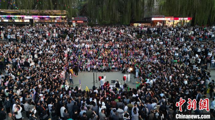 4月23日晚，民众在黄河边合唱。(无人机照片)九美旦增 摄　　